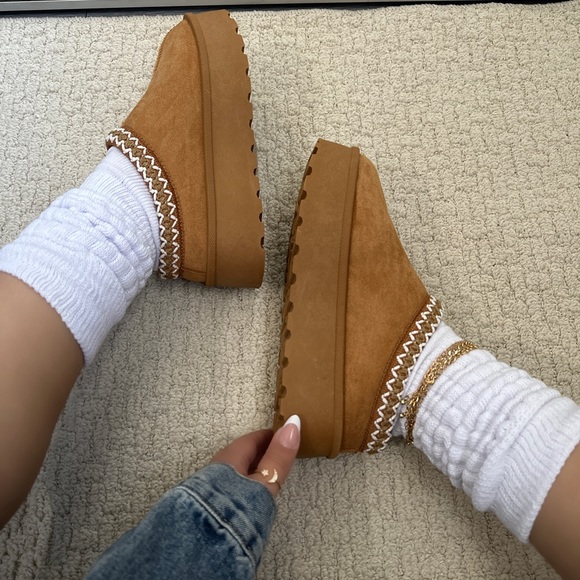 NEW !! RESTOCK !! TAN FUR LINED PLATFORM SLIPPER MULES - Picture 2 of 8